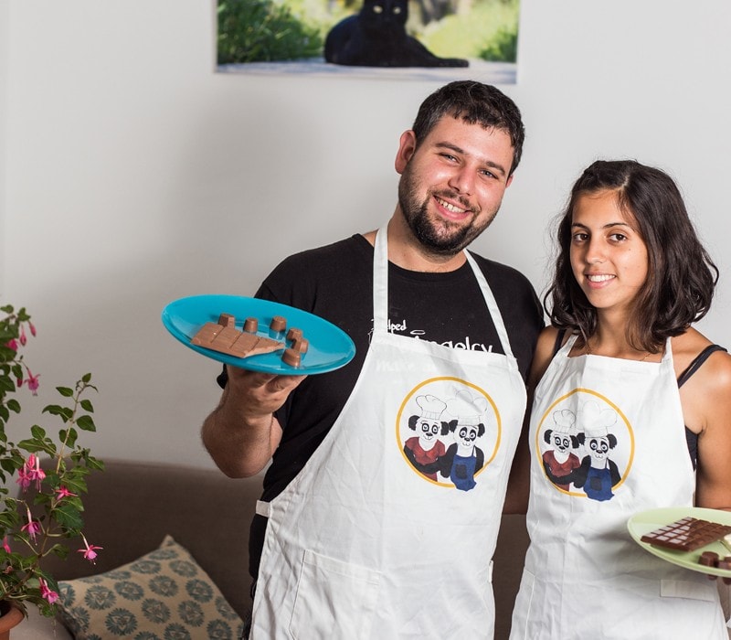 אליה עדי ודניאל ברקת עם השוקולד הטבעוני.&nbsp;קרדיט תמונה:&nbsp;אורי ברקת